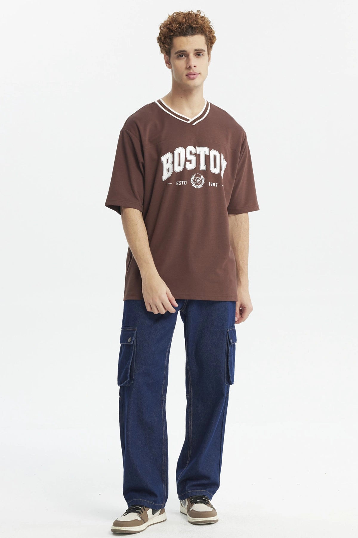 Polera slim chocolate para hombre con cuello en V blanco y texto Boston en el pecho estilo universitario