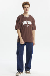 Polera slim chocolate para hombre con cuello en V blanco y texto Boston en el pecho estilo universitario