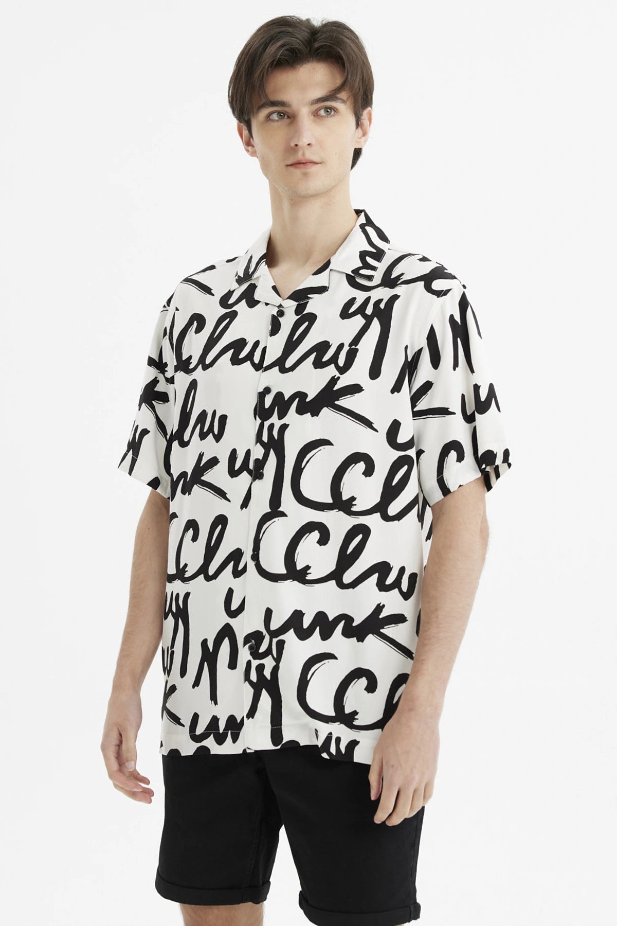 Camisa beige para hombre con estampado geométrico negro estilo graffiti en toda la prenda