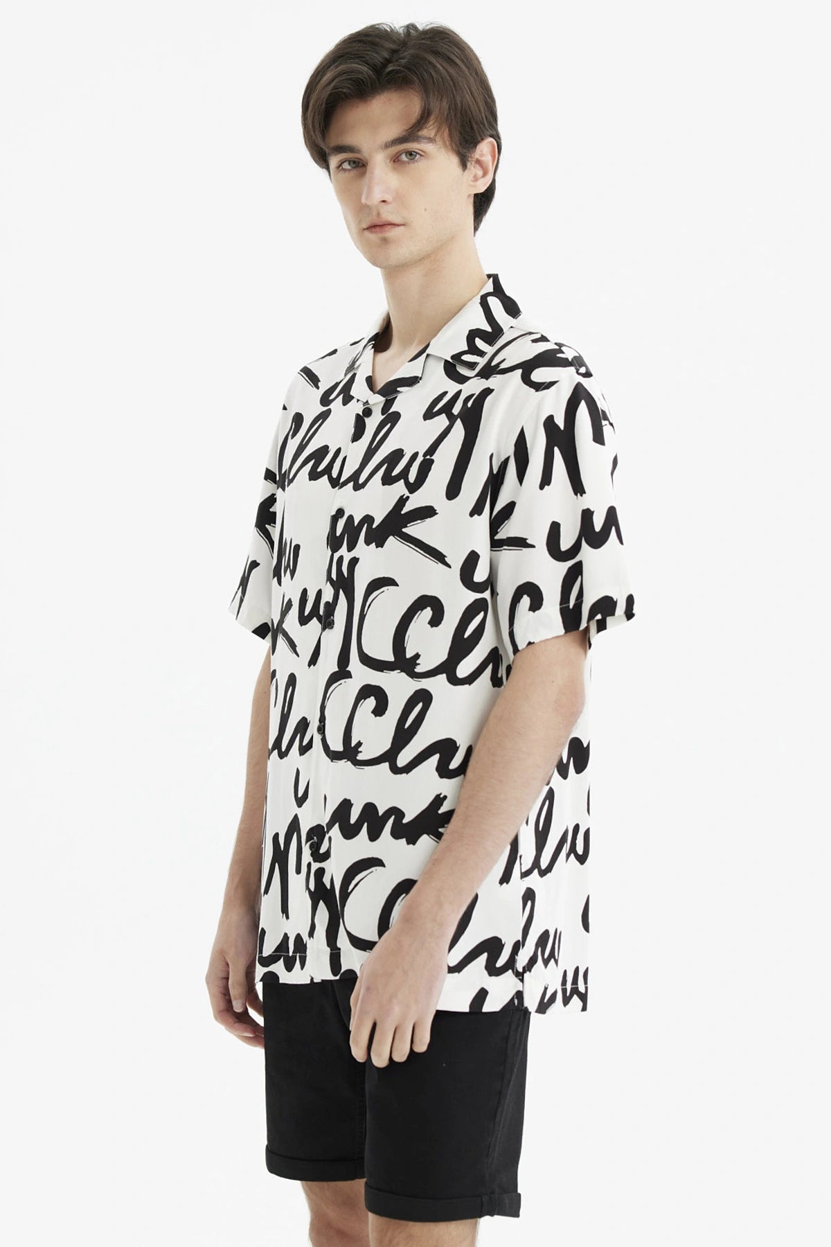 Camisa beige para hombre con estampado geométrico negro estilo graffiti en toda la prenda