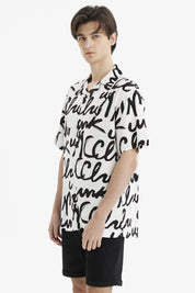 Camisa beige para hombre con estampado geométrico negro estilo graffiti en toda la prenda