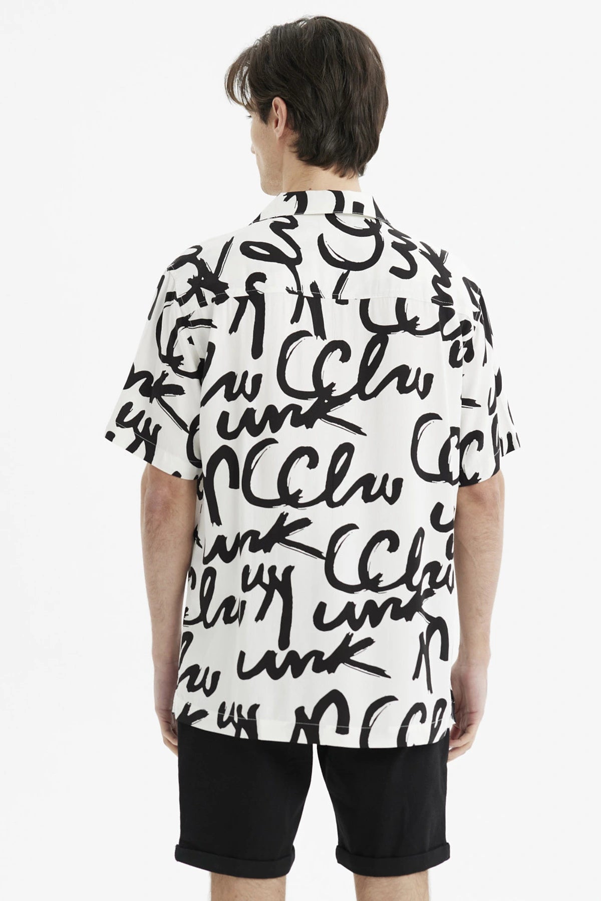 Camisa beige para hombre con estampado geométrico negro estilo graffiti en toda la prenda