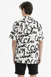 Camisa beige para hombre con estampado geométrico negro estilo graffiti en toda la prenda