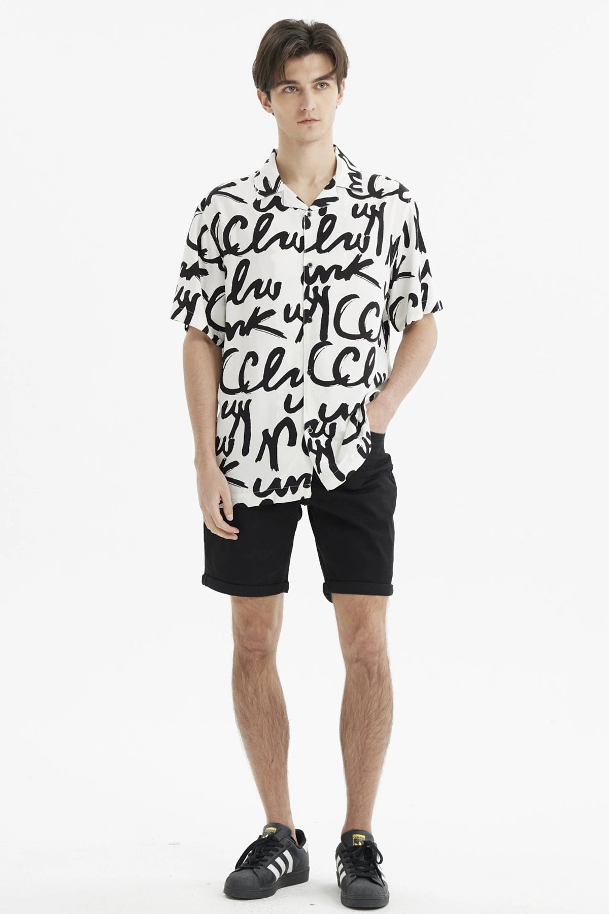 Camisa beige para hombre con estampado geométrico negro estilo graffiti en toda la prenda