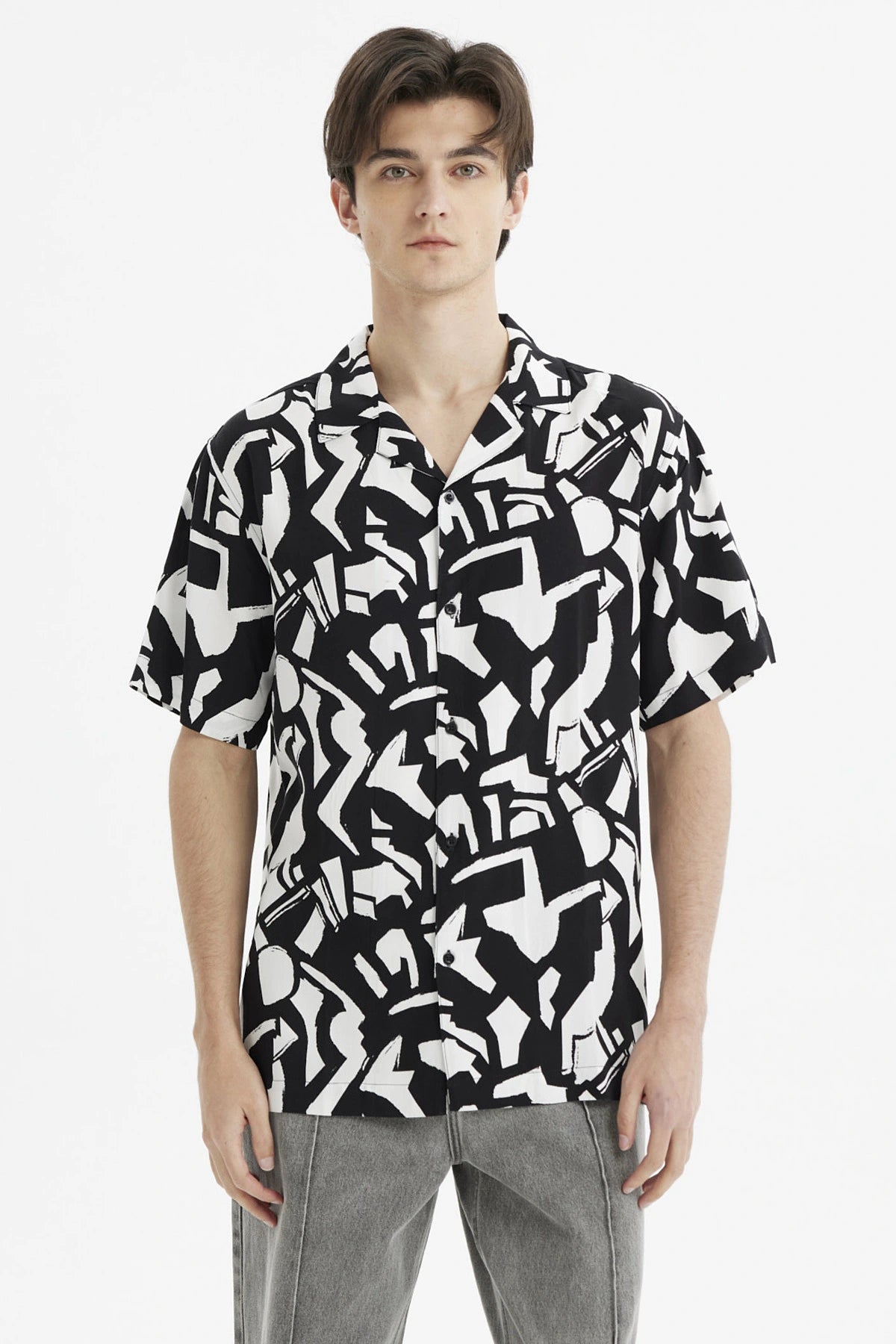 Camisa negra de hombre con estampado geométrico blanco abstracto en toda la prenda de manga corta