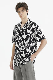 Camisa negra de hombre con estampado geométrico blanco abstracto en toda la prenda de manga corta