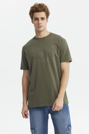 Polera hombre verde militar con estampa New York Sports Club en el pecho estilo casual urbana sin estampas adicionales