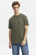 Polera hombre verde militar con estampa New York Sports Club en el pecho estilo casual urbana sin estampas adicionales