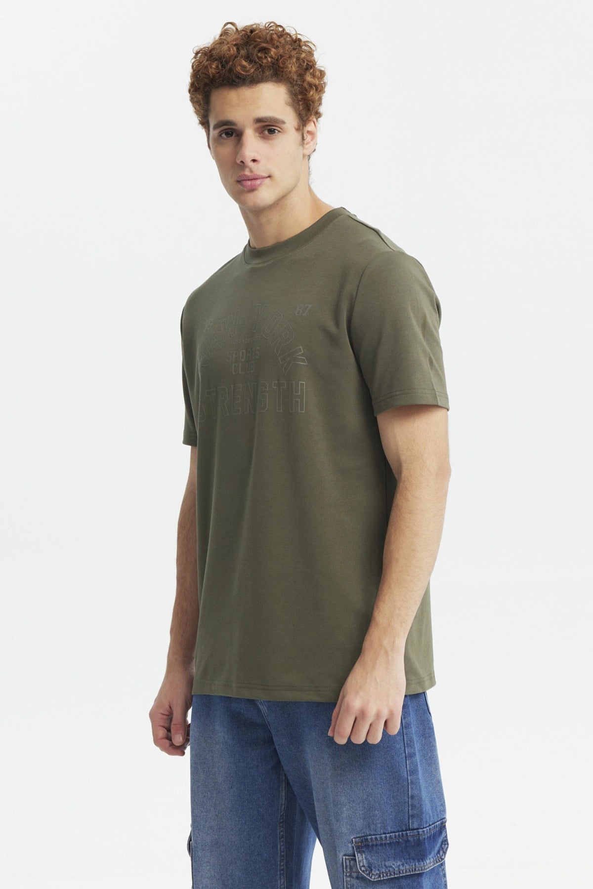 Polera hombre verde militar con estampa New York Sports Club en el pecho estilo casual urbana sin estampas adicionales