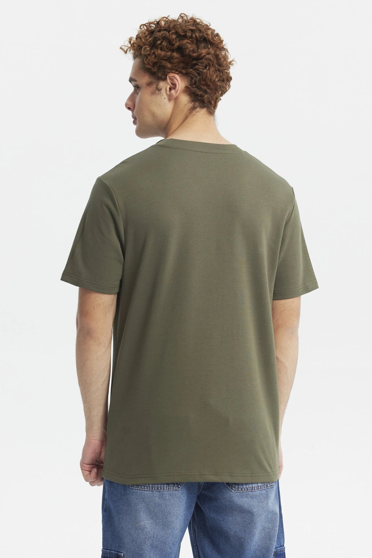 Polera hombre verde militar con estampa New York Sports Club en el pecho estilo casual urbana sin estampas adicionales