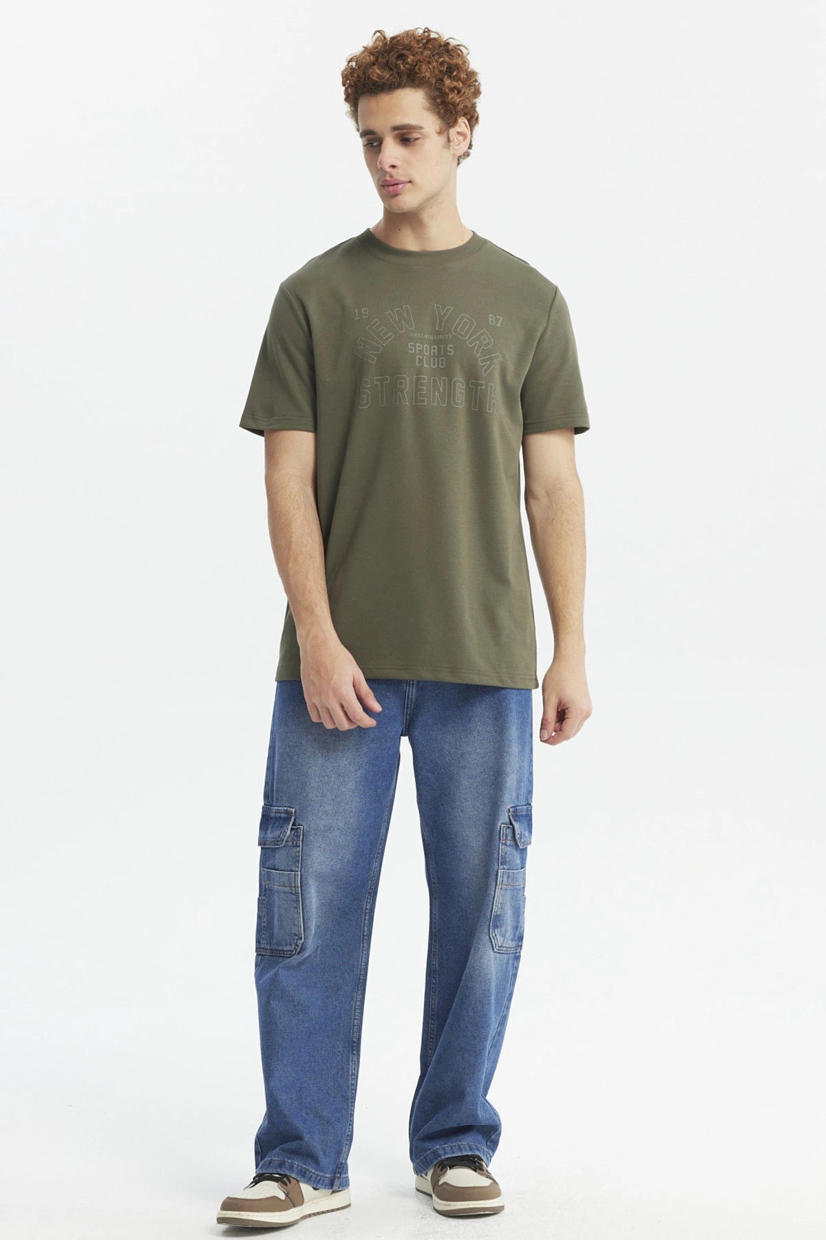 Polera hombre verde militar con estampa New York Sports Club en el pecho estilo casual urbana sin estampas adicionales
