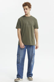 Polera hombre verde militar con estampa New York Sports Club en el pecho estilo casual urbana sin estampas adicionales