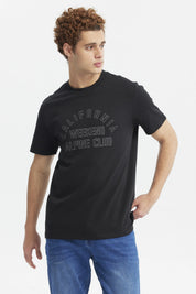 Polera negra hombre con texto California Weekend Alpine Club en el pecho en letras grandes grises