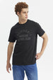 Polera negra hombre con texto California Weekend Alpine Club en el pecho en letras grandes grises