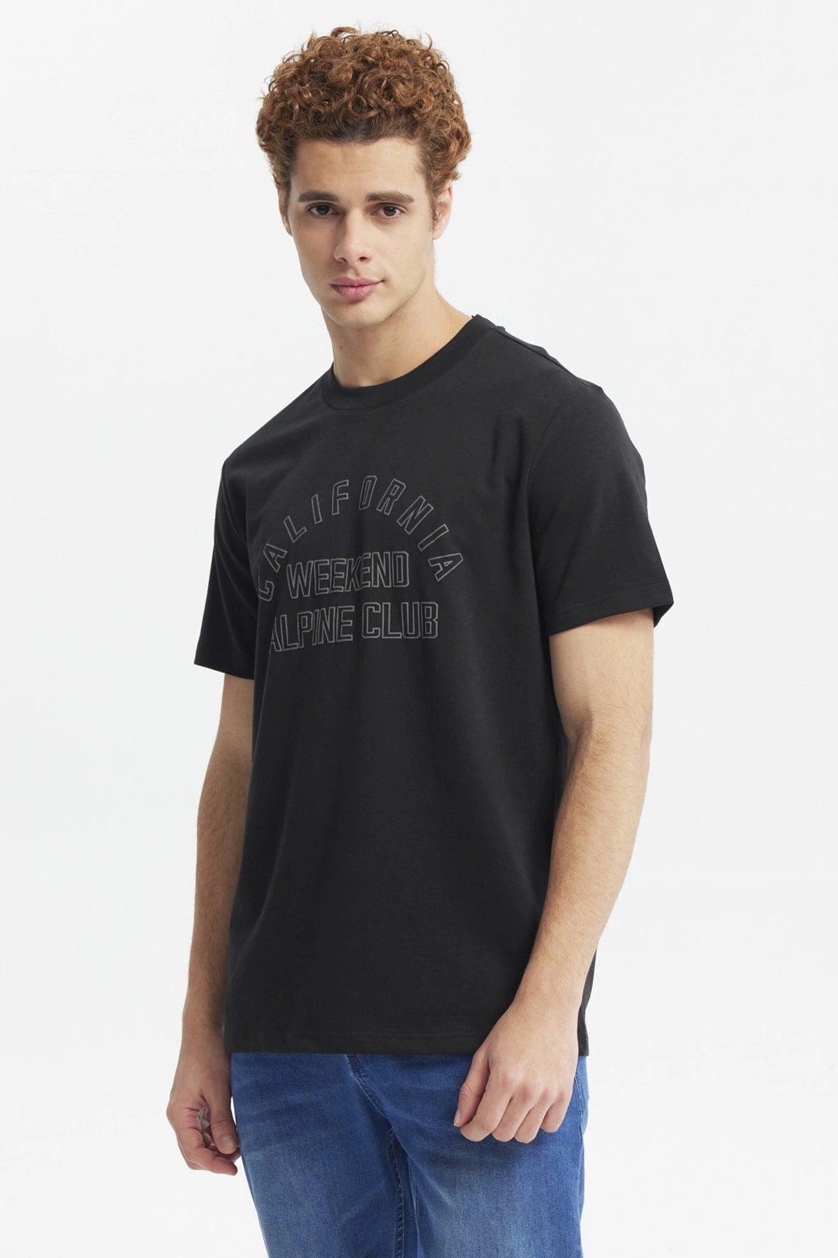Polera negra hombre con texto California Weekend Alpine Club en el pecho en letras grandes grises