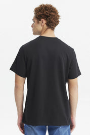 Polera negra hombre con texto California Weekend Alpine Club en el pecho en letras grandes grises