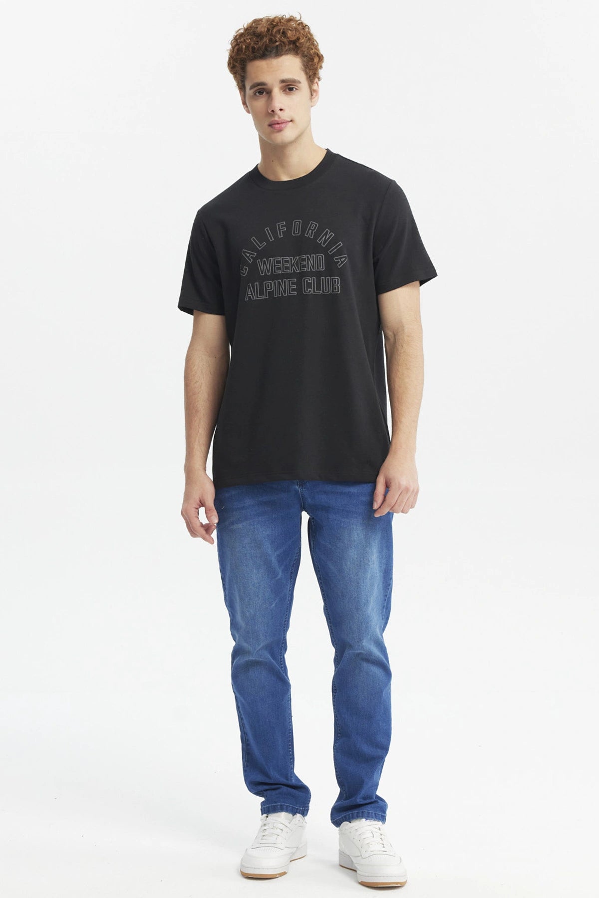Polera negra hombre con texto California Weekend Alpine Club en el pecho en letras grandes grises