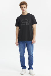 Polera negra hombre con texto California Weekend Alpine Club en el pecho en letras grandes grises