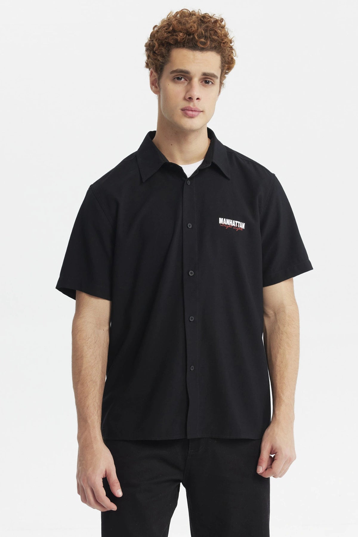Camisa oversize negra para hombre con estampado Manhattan en el pecho estilo casual y relajado