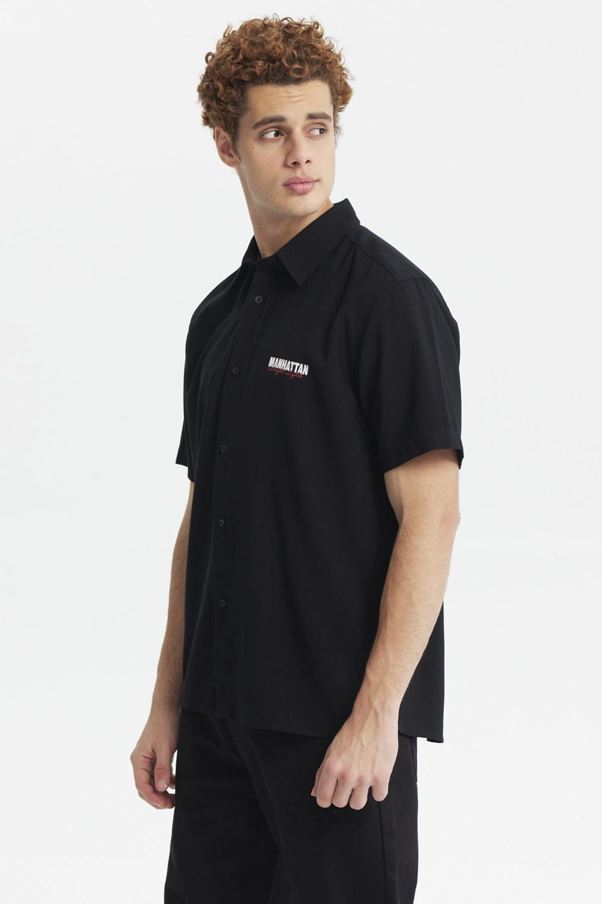 Camisa oversize negra para hombre con estampado Manhattan en el pecho estilo casual y relajado