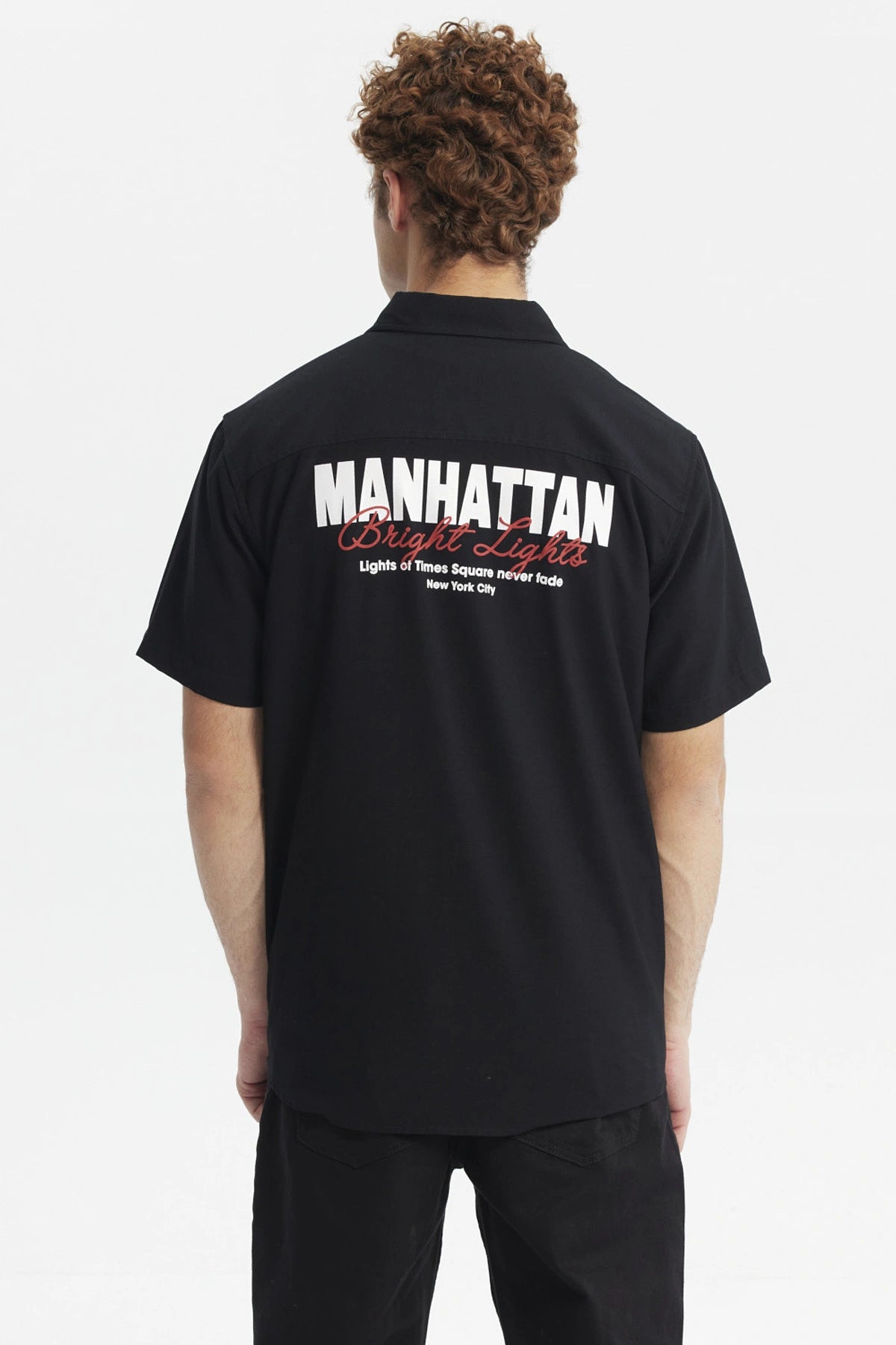 Camisa oversize negra para hombre con estampado Manhattan en el pecho estilo casual y relajado