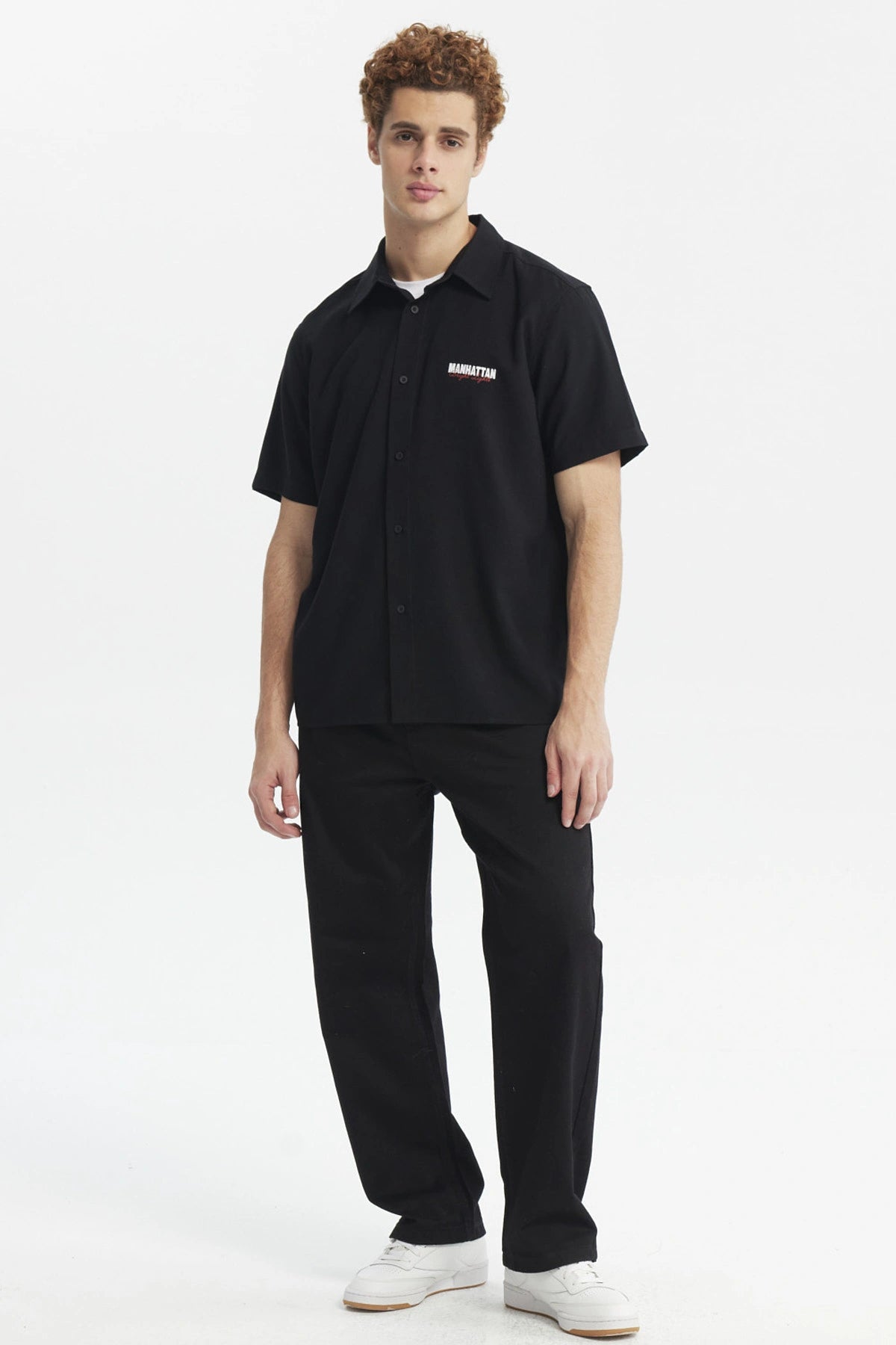 Camisa oversize negra para hombre con estampado Manhattan en el pecho estilo casual y relajado