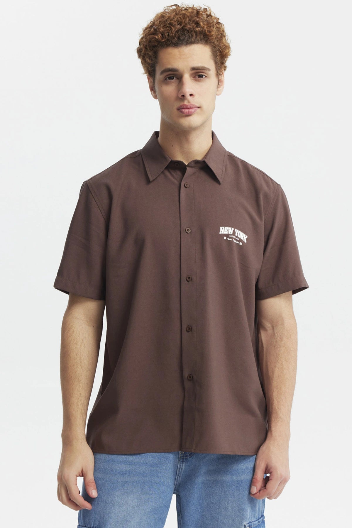 Camisa oversize chocolate para hombre con estampado New York en el pecho de estilo urbano y gráfico pequeño