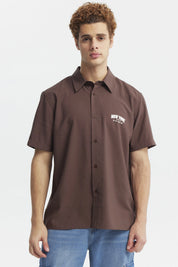 Camisa oversize chocolate para hombre con estampado New York en el pecho de estilo urbano y gráfico pequeño