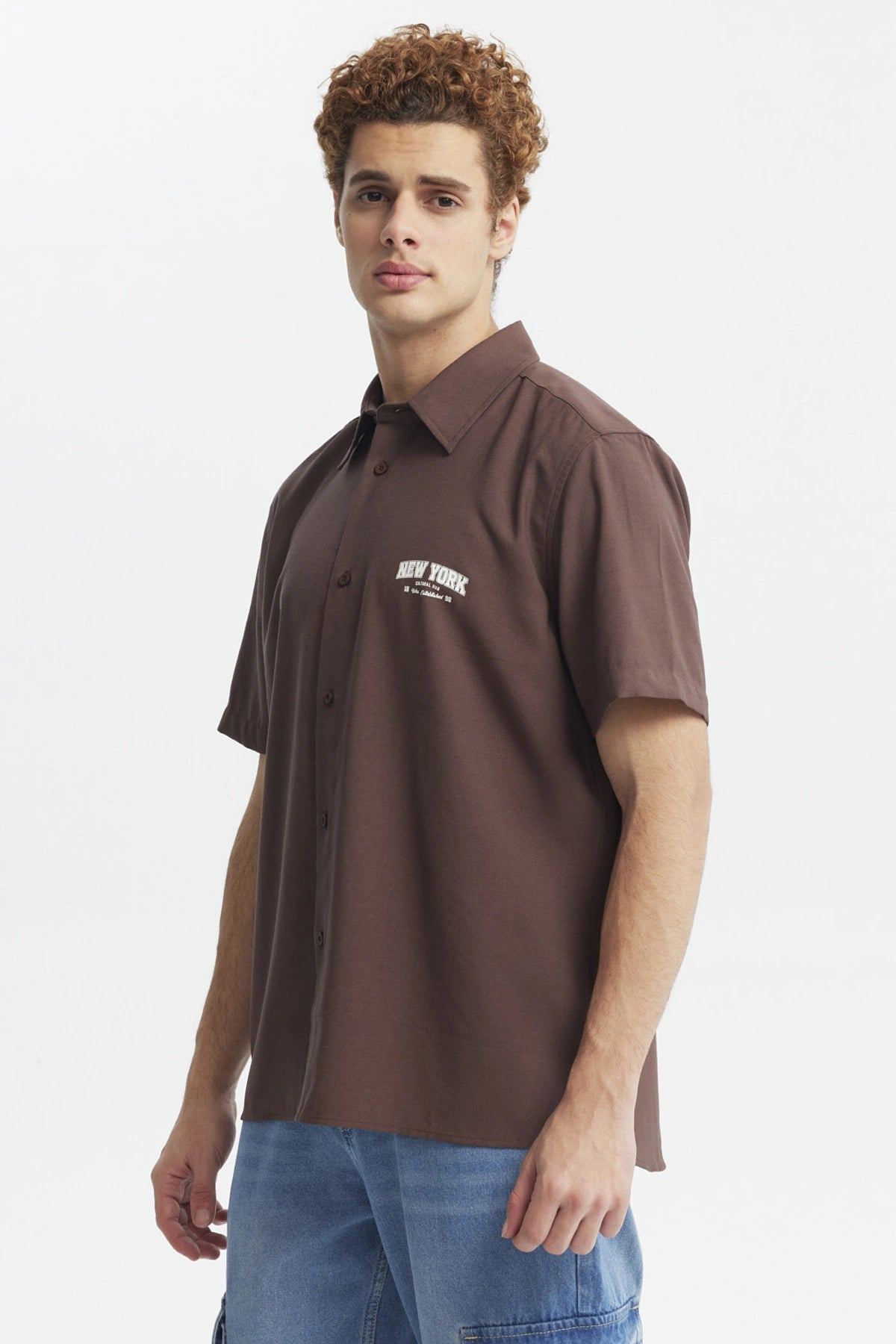 Camisa oversize chocolate para hombre con estampado New York en el pecho de estilo urbano y gráfico pequeño