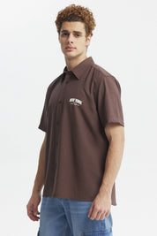 Camisa oversize chocolate para hombre con estampado New York en el pecho de estilo urbano y gráfico pequeño