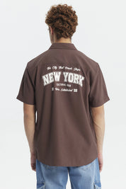 Camisa oversize chocolate para hombre con estampado New York en el pecho de estilo urbano y gráfico pequeño