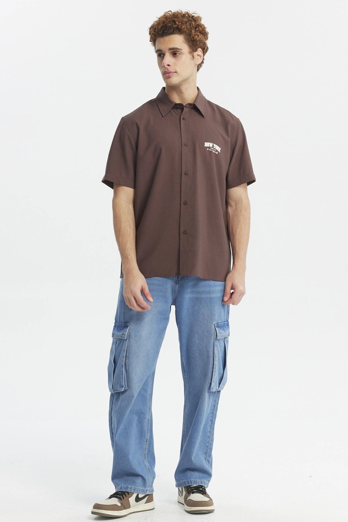 Camisa oversize chocolate para hombre con estampado New York en el pecho de estilo urbano y gráfico pequeño