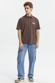 Camisa oversize chocolate para hombre con estampado New York en el pecho de estilo urbano y gráfico pequeño