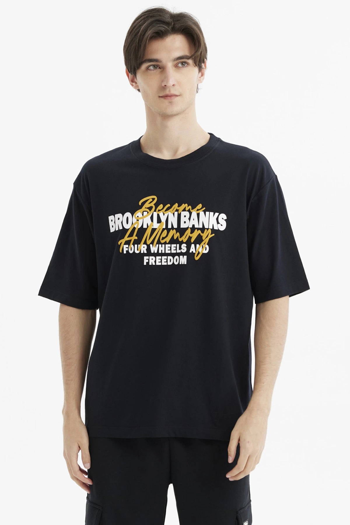 Polera oversize negra para hombre con texto Brooklyn Banks en el pecho estilo urbano moderno