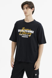Polera oversize negra para hombre con texto Brooklyn Banks en el pecho estilo urbano moderno