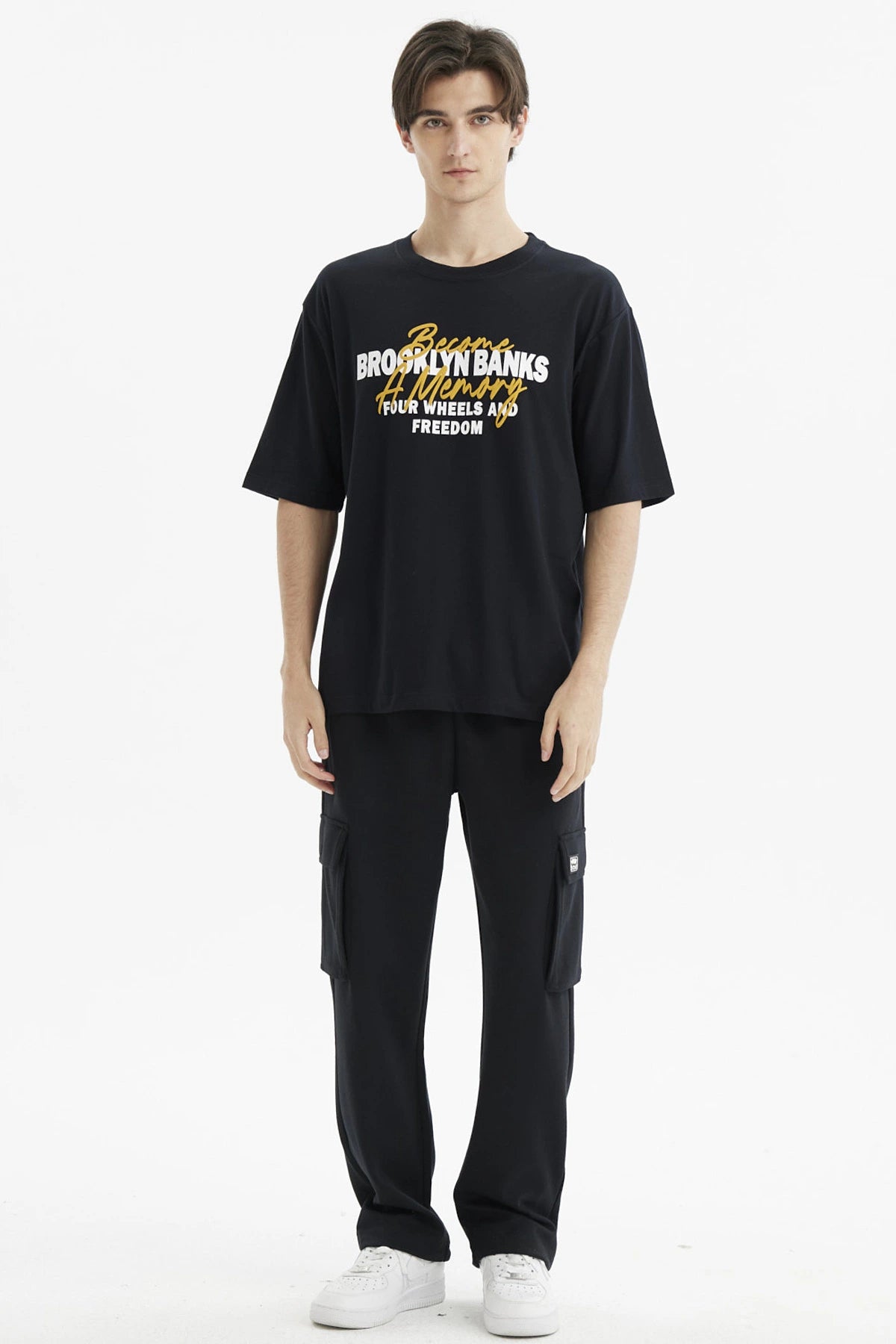 Polera oversize negra para hombre con texto Brooklyn Banks en el pecho estilo urbano moderno