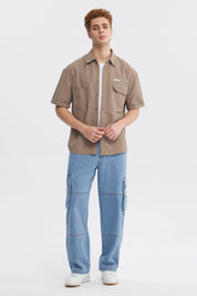Camisa oversize café de hombre con doble bolsillo y texto pequeño en el pecho estilo casual y relajado