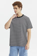 Polera de hombre negra con rayas blancas horizontales diseño clásico y cuello redondo ajuste relajado y sin estampa