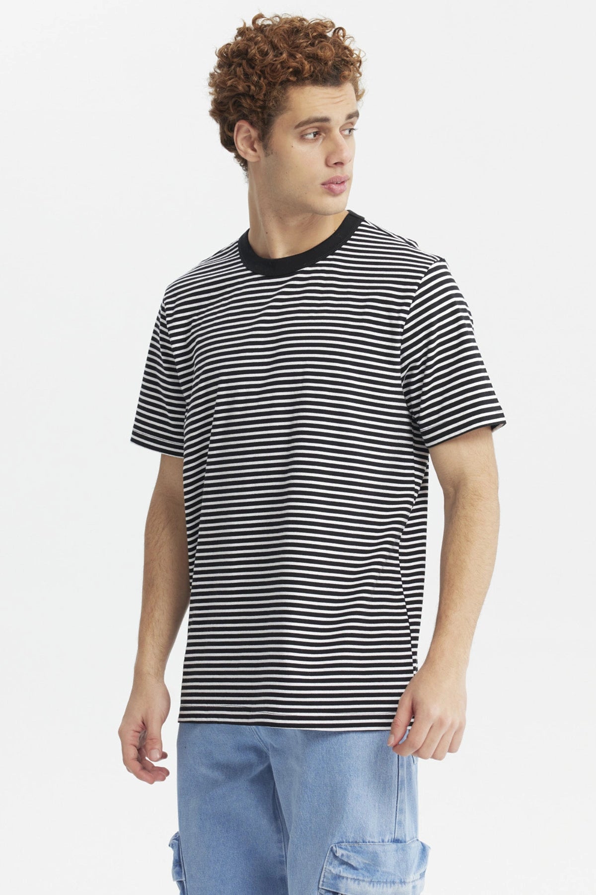 Polera de hombre negra con rayas blancas horizontales diseño clásico y cuello redondo ajuste relajado y sin estampa