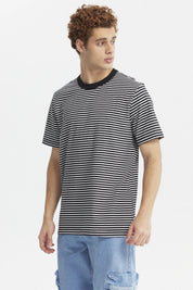 Polera de hombre negra con rayas blancas horizontales diseño clásico y cuello redondo ajuste relajado y sin estampa