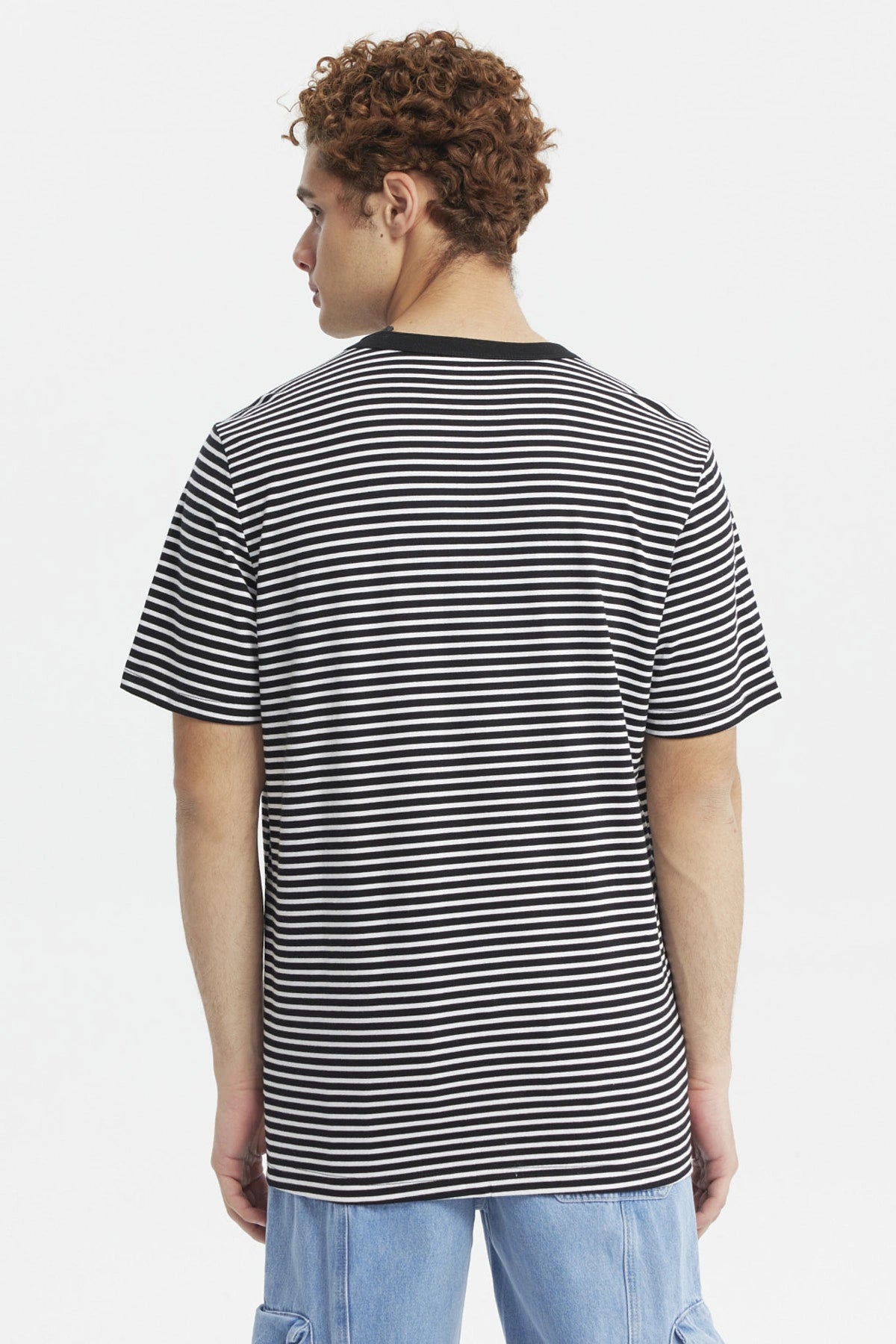 Polera de hombre negra con rayas blancas horizontales diseño clásico y cuello redondo ajuste relajado y sin estampa