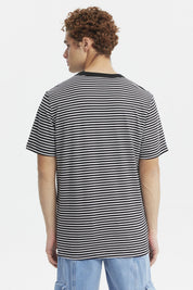 Polera de hombre negra con rayas blancas horizontales diseño clásico y cuello redondo ajuste relajado y sin estampa