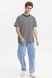 Polera de hombre negra con rayas blancas horizontales diseño clásico y cuello redondo ajuste relajado y sin estampa