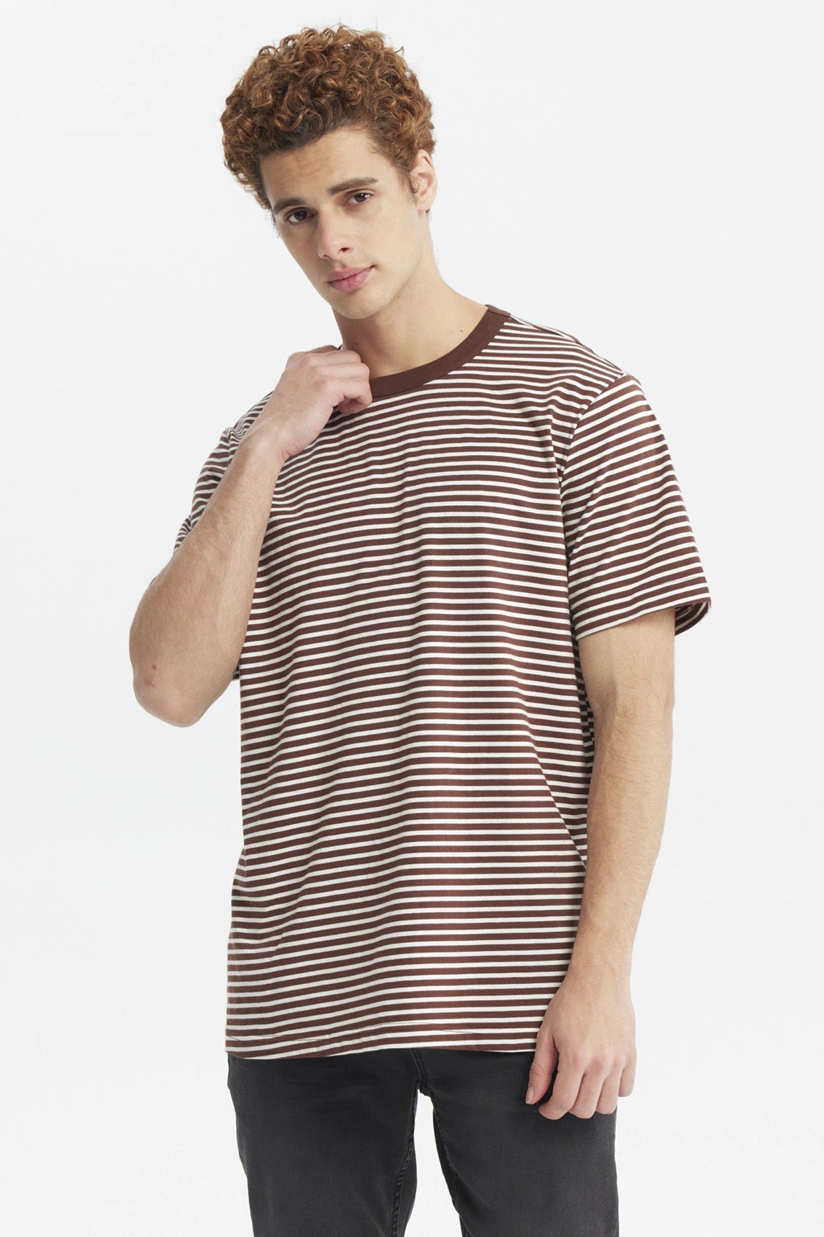 Polera hombre a rayas chocolate y blanco de manga corta diseño clásico sin estampa visible
