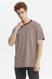 Polera hombre a rayas chocolate y blanco de manga corta diseño clásico sin estampa visible