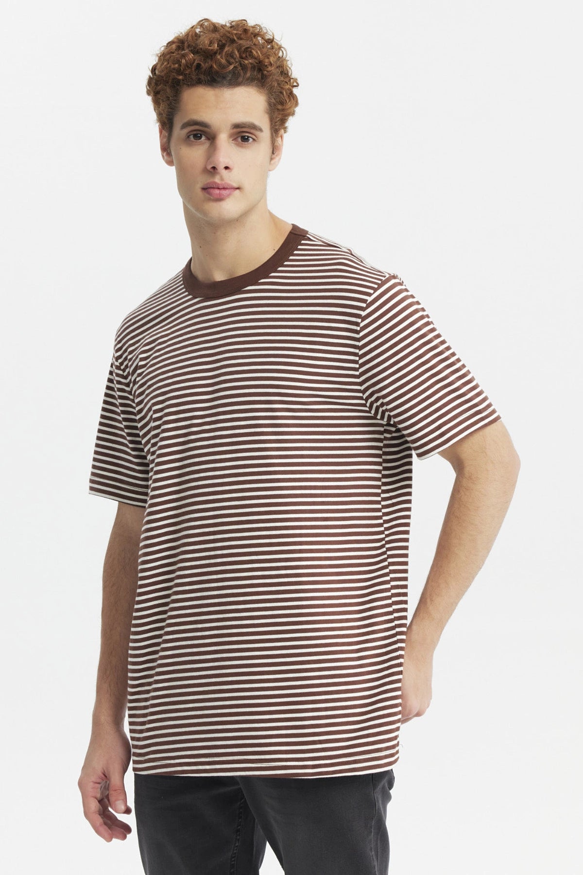 Polera hombre a rayas chocolate y blanco de manga corta diseño clásico sin estampa visible
