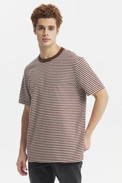 Polera hombre a rayas chocolate y blanco de manga corta diseño clásico sin estampa visible