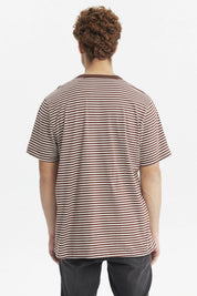 Polera hombre a rayas chocolate y blanco de manga corta diseño clásico sin estampa visible