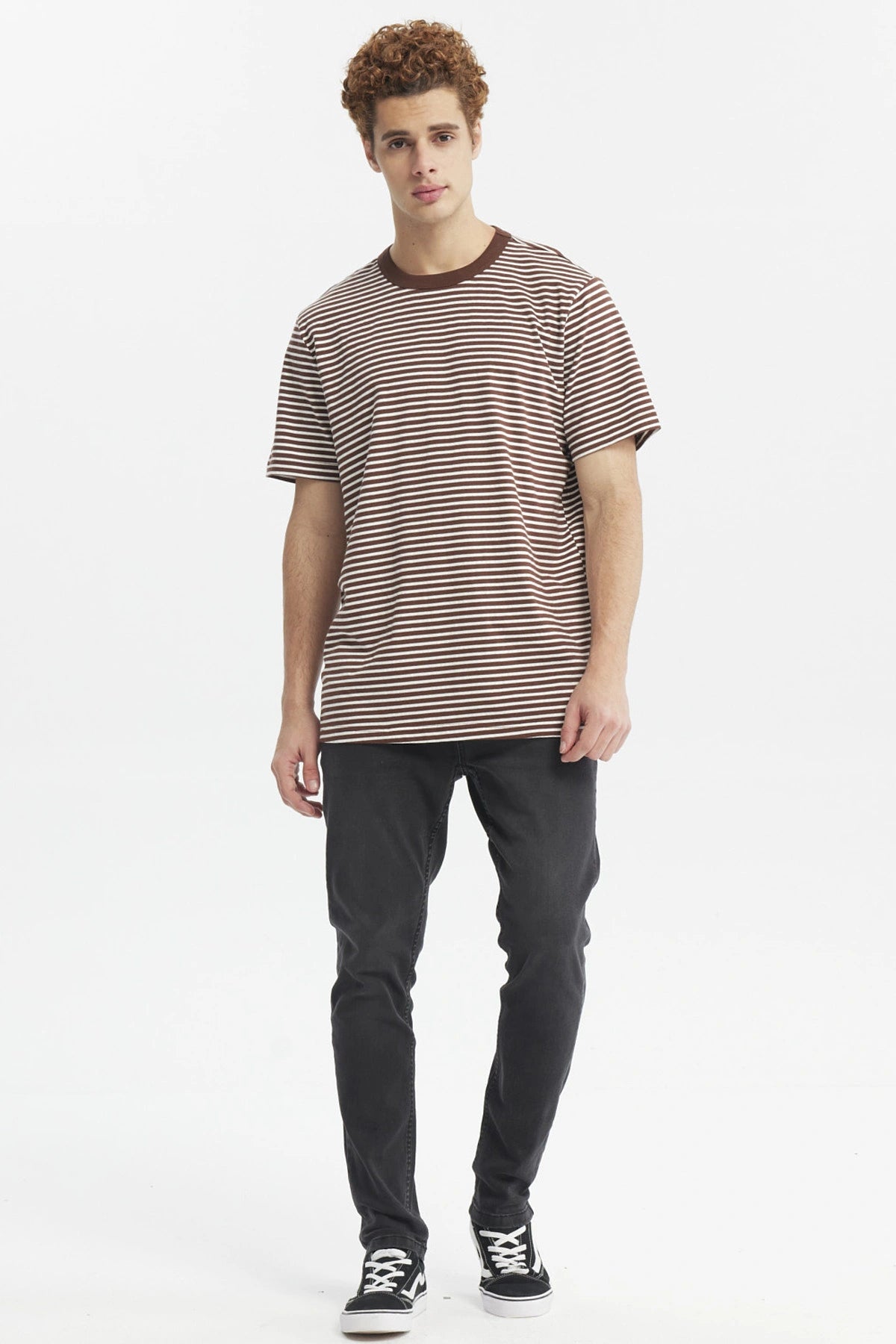 Polera hombre a rayas chocolate y blanco de manga corta diseño clásico sin estampa visible