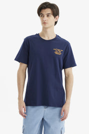 Polera azul para hombre con diseño gráfico pequeño en el pecho estilo casual sin estampa trasera visible